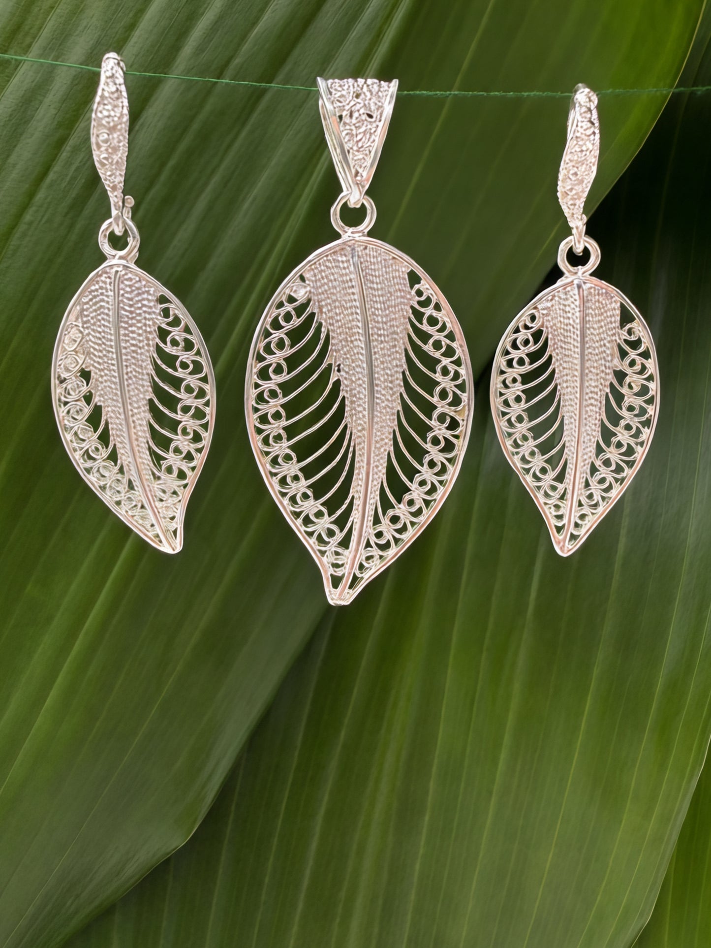 Filigrana Leaf Earrings and Pendant Set