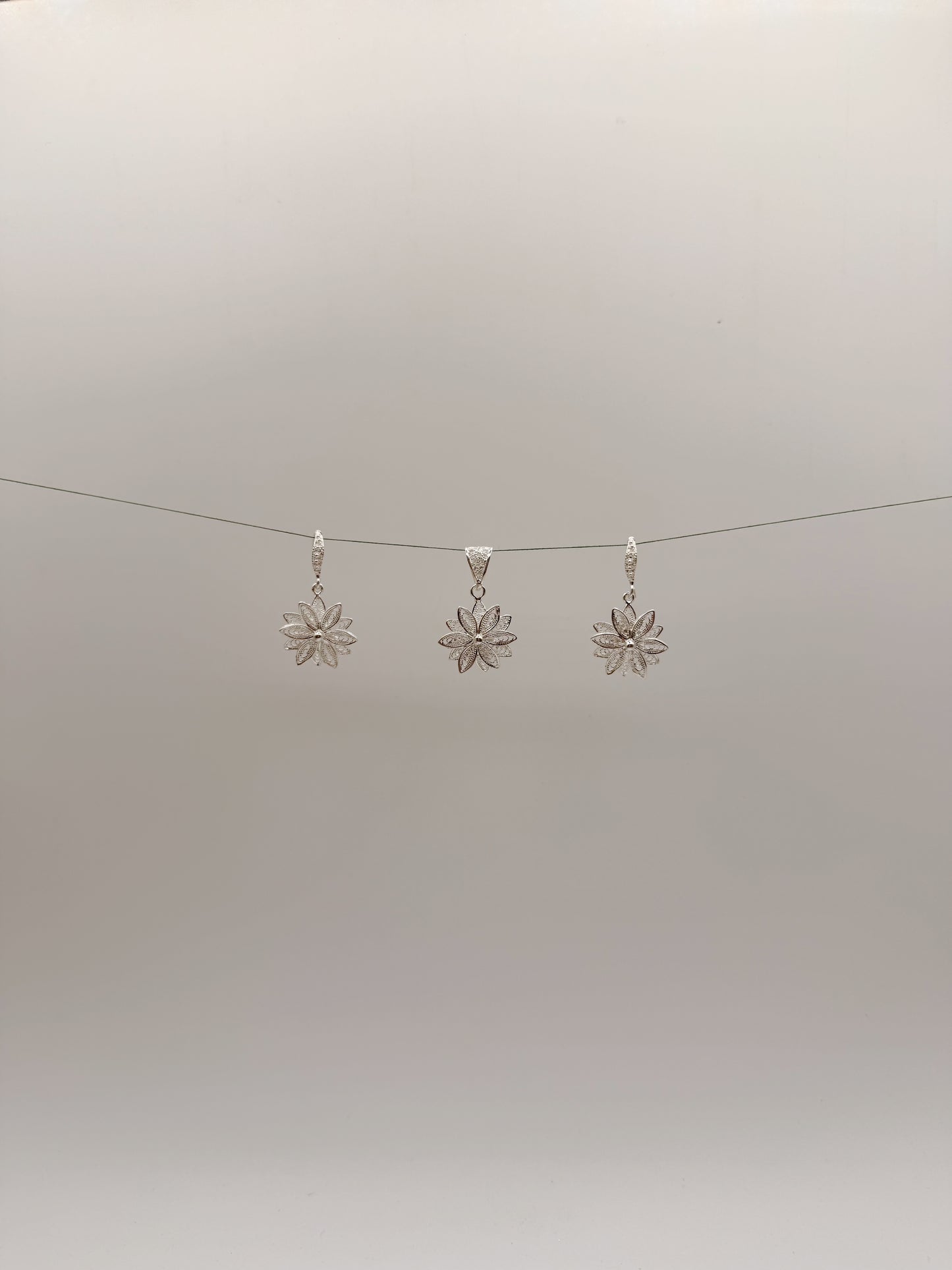 Flower Filigrana Earrings and Pendant Set