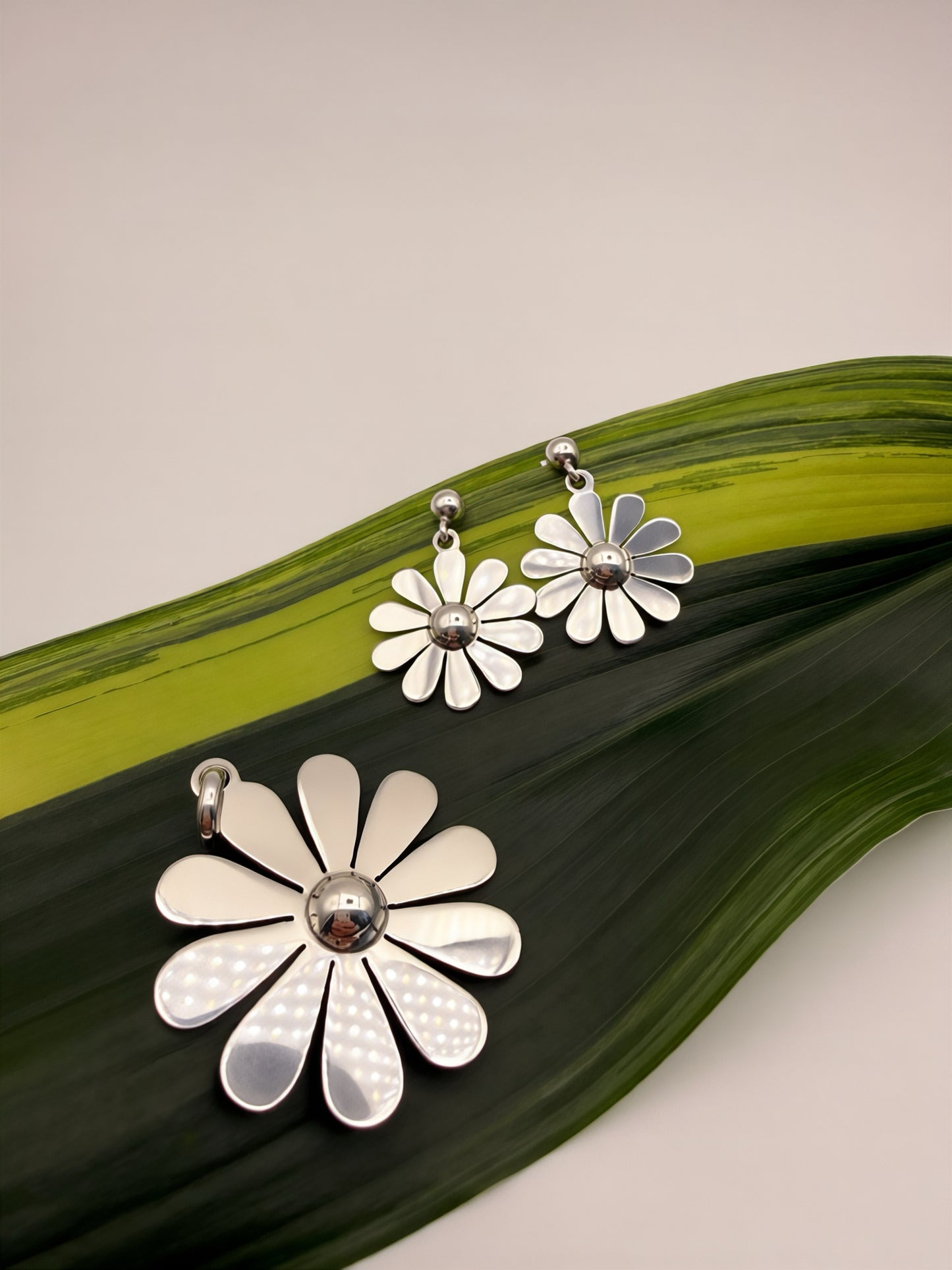 Daisy Earrings and Pendant Set