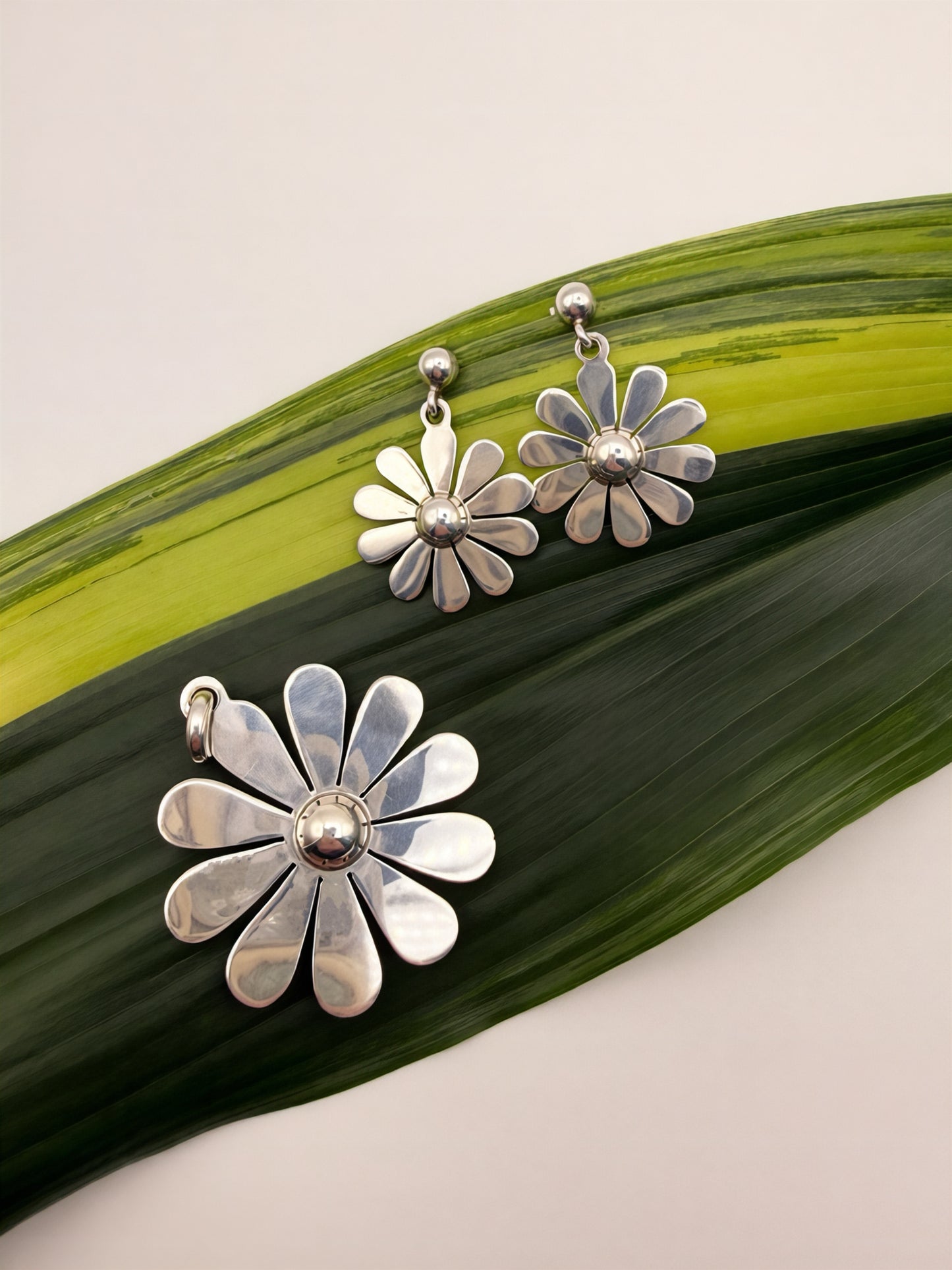 Daisy Earrings and Pendant Set